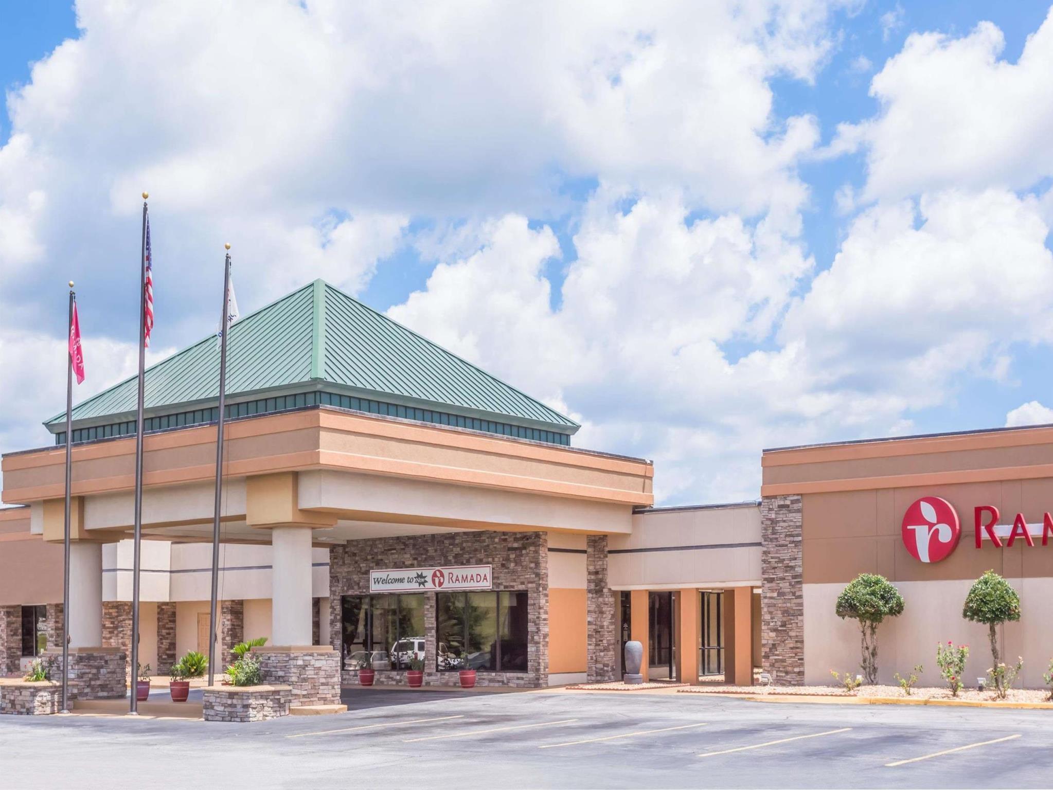 Hotel Ramada By Wyndham Macon Exterior foto