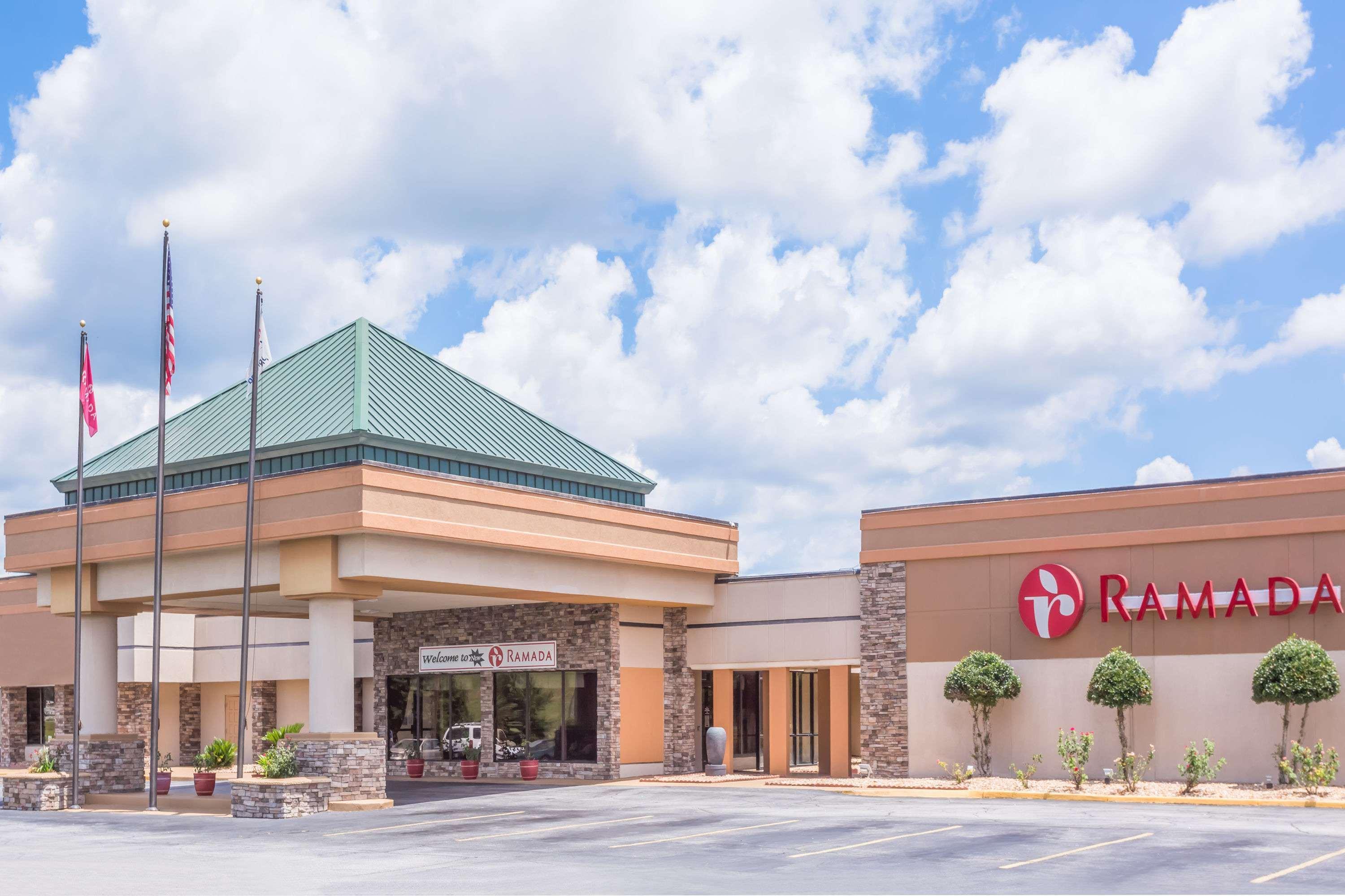 Hotel Ramada By Wyndham Macon Exterior foto